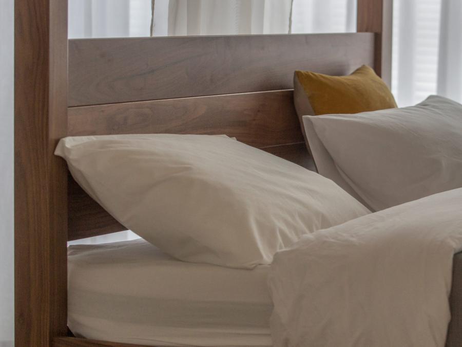 four poster bed wooden headboard